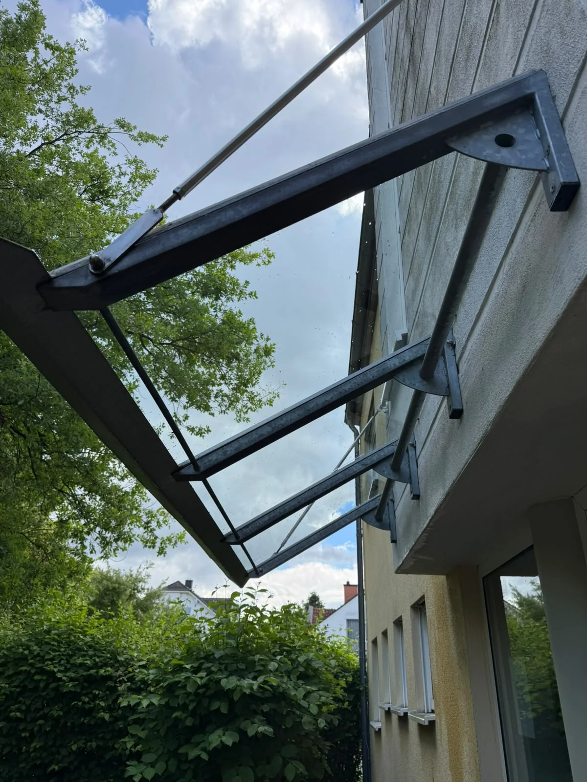 Glasvordach nach der Reinigung mit transparenten Glasflächen.